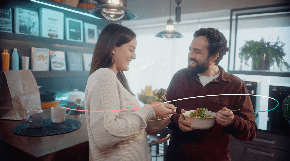 A man and a woman happy with the food they ordered from the Cirkula app