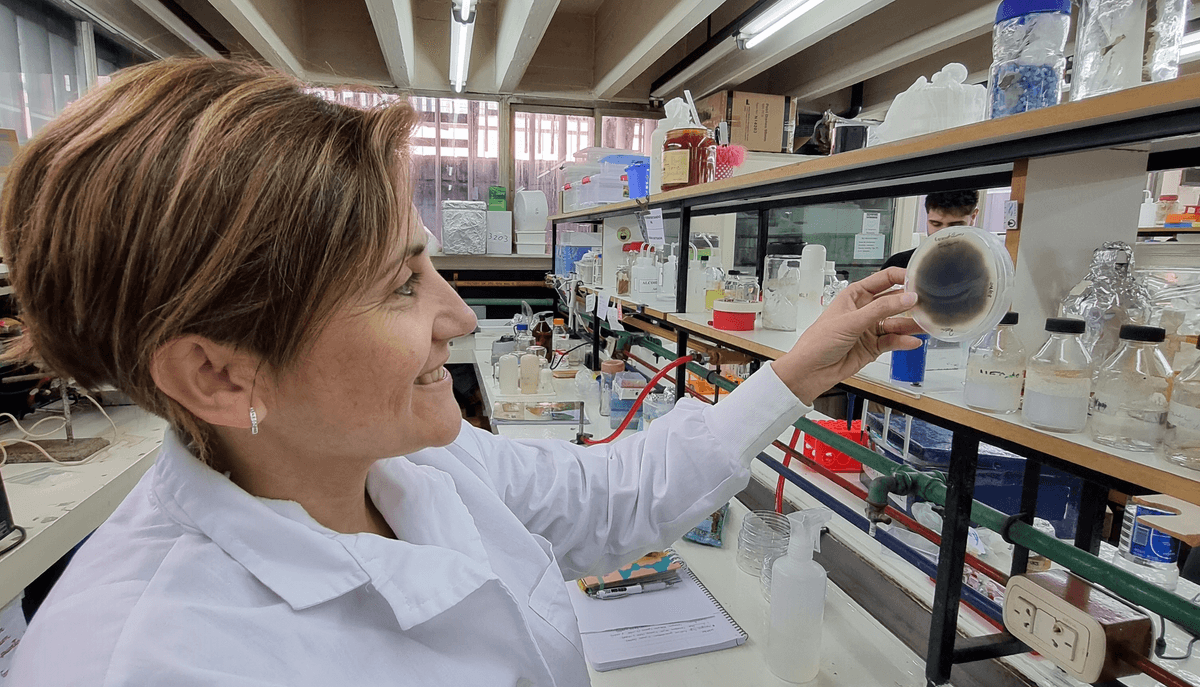 Valeria Campos Bermudez, Vexxel's CSO, looking at a strain for their biocapsules. ©